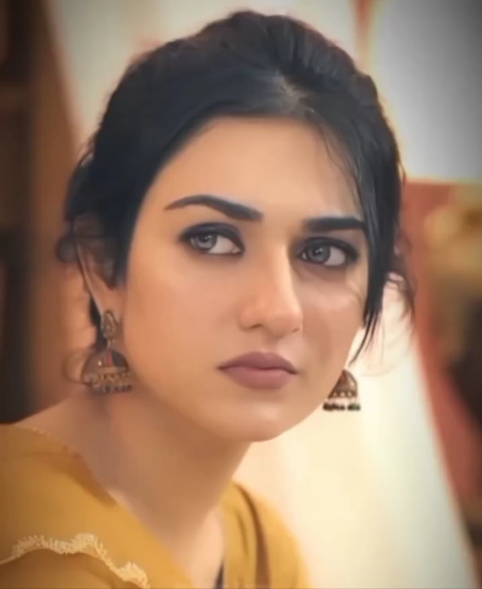 SARA KHAN (RAQS-E-BISMIL)LENS SHADE : L-HAZEL EYES