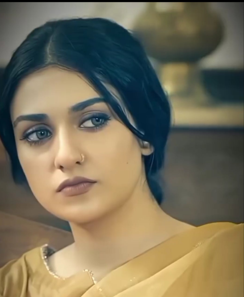 SARA KHAN (RAQS-E-BISMIL)LENS SHADE : L-HAZEL EYES